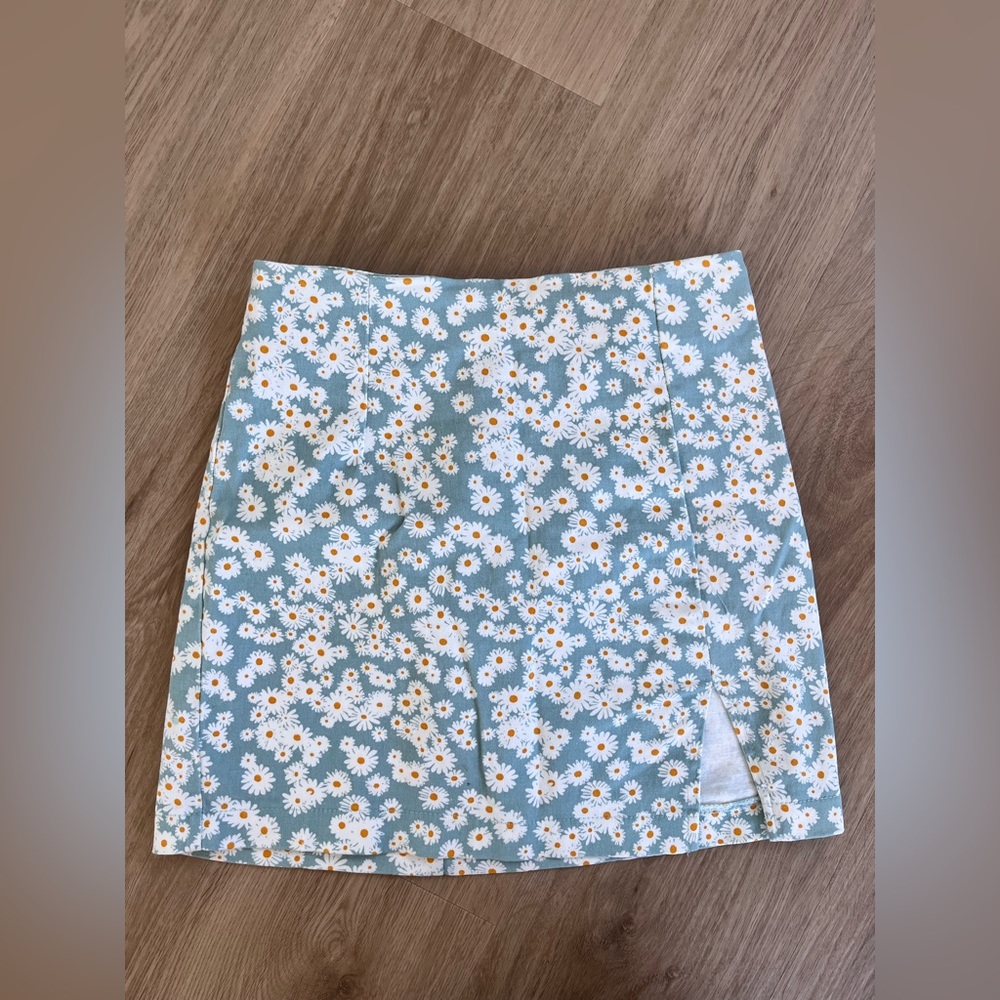 Super cute Daisy floral mini skirt